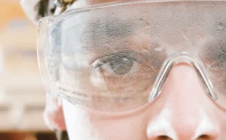 如何有效防止防护眼镜起雾及正确清洁和维护？