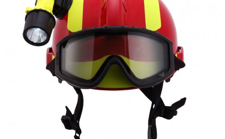 如何清洗和检查消防头盔